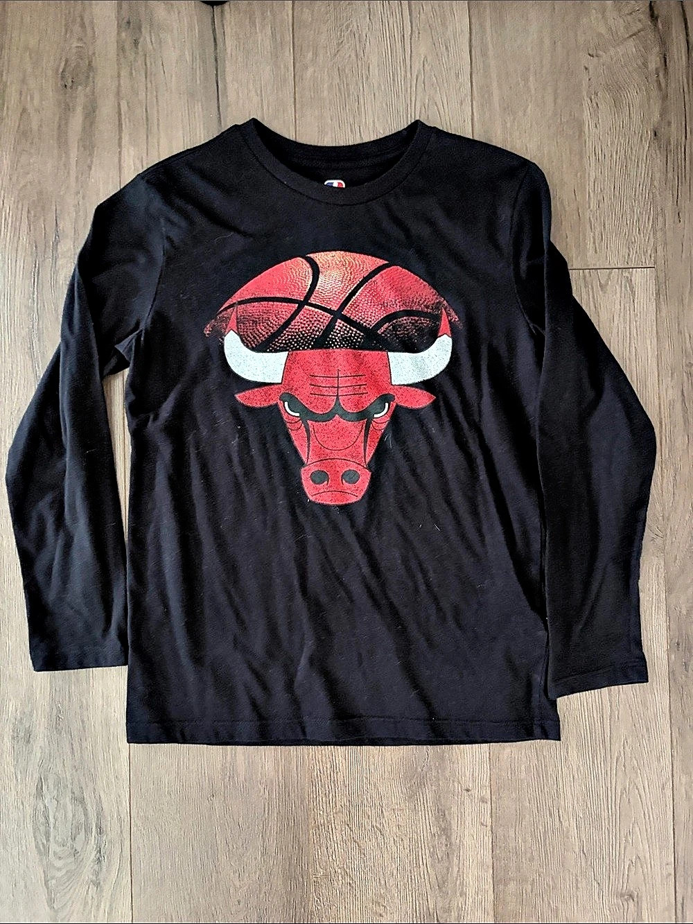 Boys NBA Chicago Bulls Long Sleeve Graphic Tee Black & Red. Size Medium (10-12)